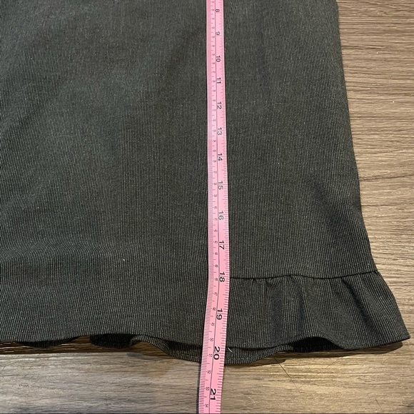 Grey Ruffle Hem Skirt w zipper at the back Bebe 2 - Picture 3 of 5